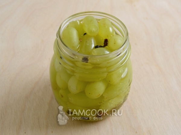 Залить маринадом виноград