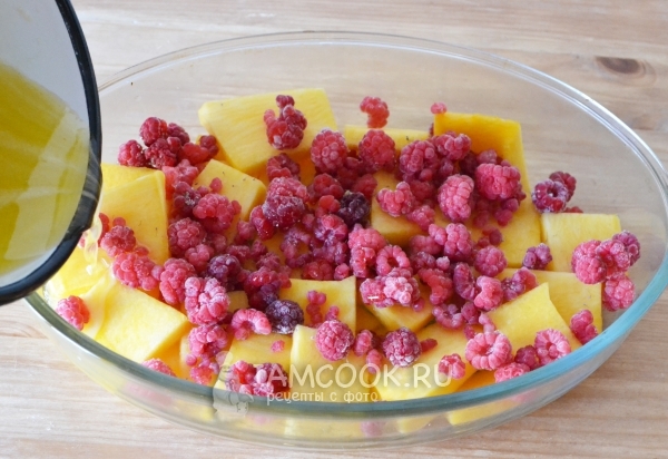 Положить малину и полить медом