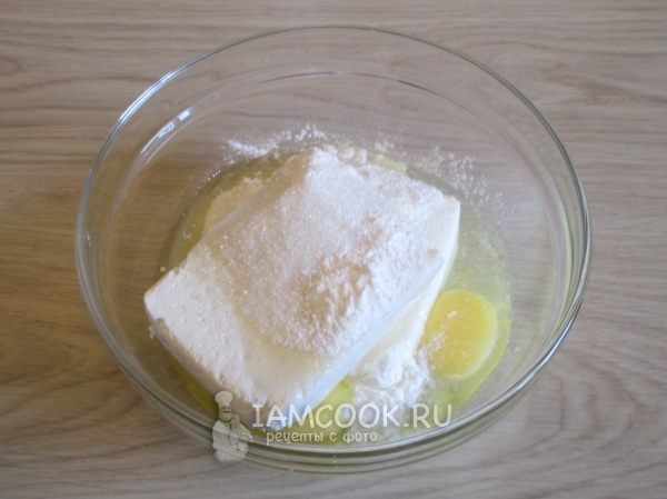 Смешать ингредиенты для творожной начинки