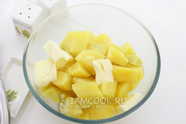 Положить к картофелю сливочное масло