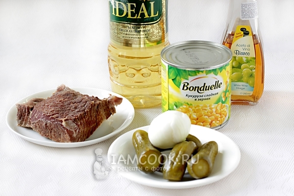 Ингредиенты для салата из говядины с солеными огурцами