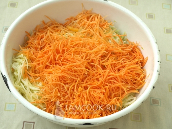 Добавить натертую морковь