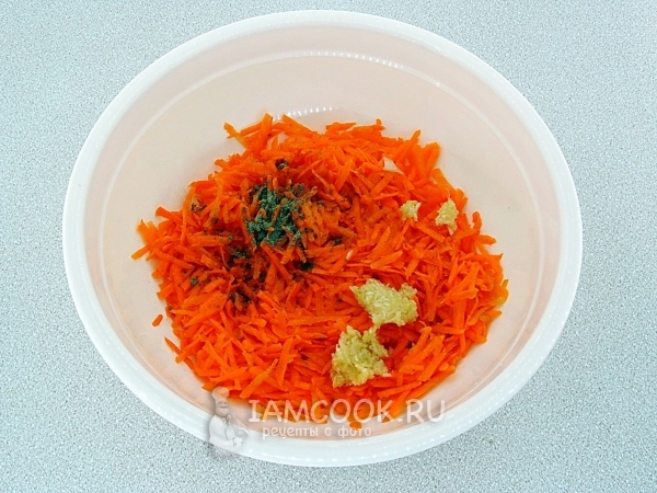 Положить к моркови чеснок и перец