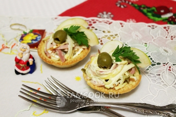 Готовый салат с корейкой и яйцами