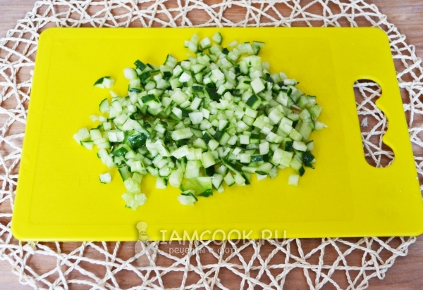 Порезать огурцы