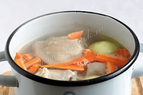 Добавить лук и морковь в куриный бульон
