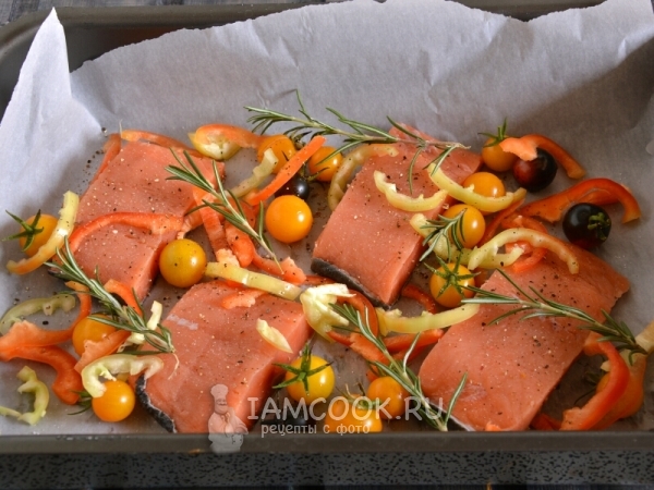 Добавить специи, розмарин и перец