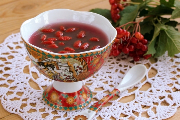 Желе с ягодами годжи