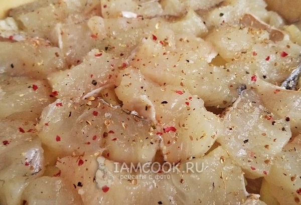 Посыпать специями и солью