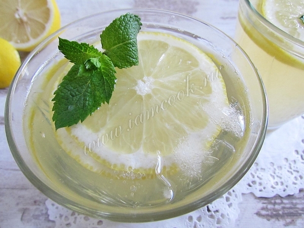 Лимонад в стаканах по-домашнему