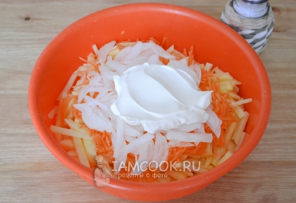 Смешать лук, морковь, картофель и сметану