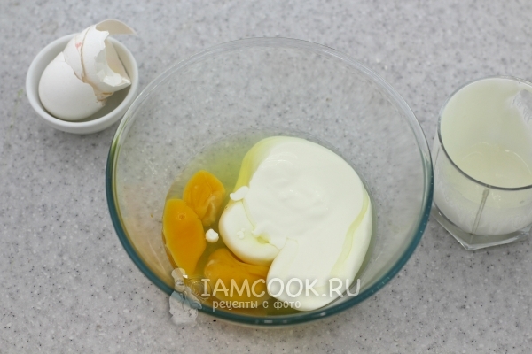 Смешать яйца со сметаной