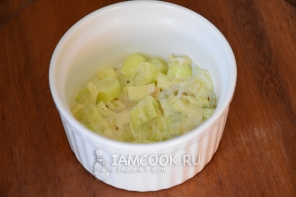 Положить луковую смесь в формочку