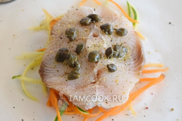 Положить на рыбу каперсы