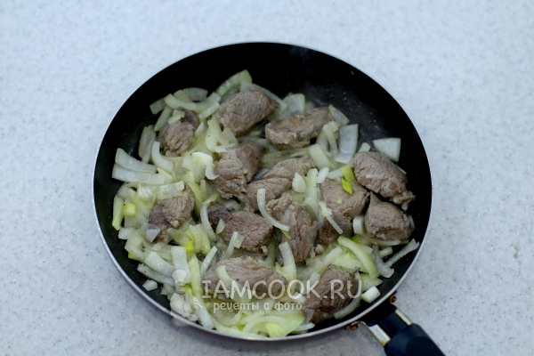 Пожарить мясо с луком