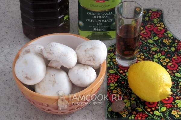 Ингредиенты для шампиньонов, маринованных в лимонном соке и коньяке