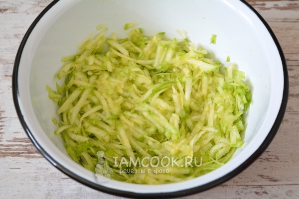 Натереть кабачок