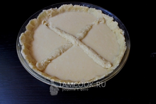 Выложить тесто крестом