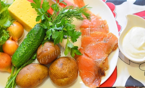 Ингредиенты для салата с горбушей и крабовыми палочками