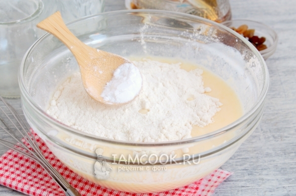 Всыпать муку и соду