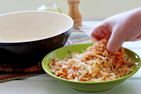Обвалять мясо в сыре и сухарях