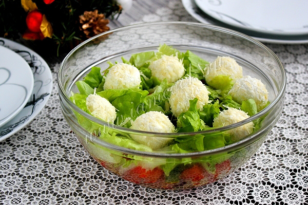 Рецепт новогоднего салата со снежками из феты