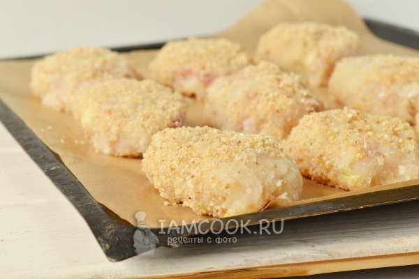 Положить котлеты на противень