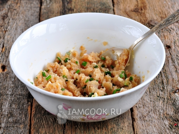 Положить сливочное масло и лук