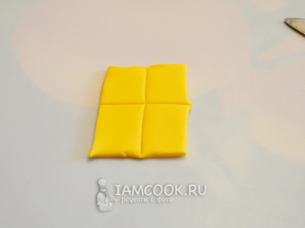 Раскатать прямоугольник из желтой мастики