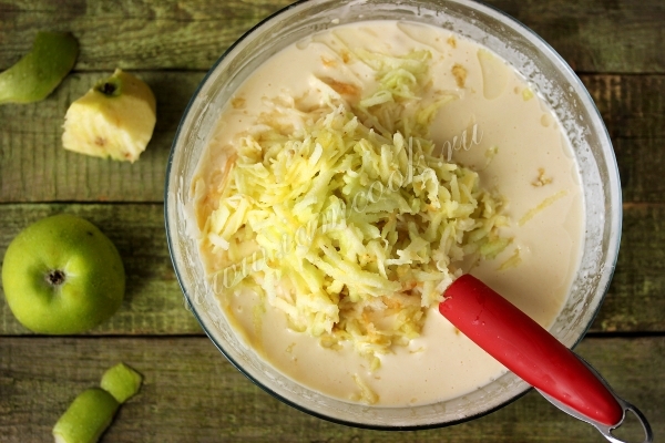 Добавить тертые яблоки