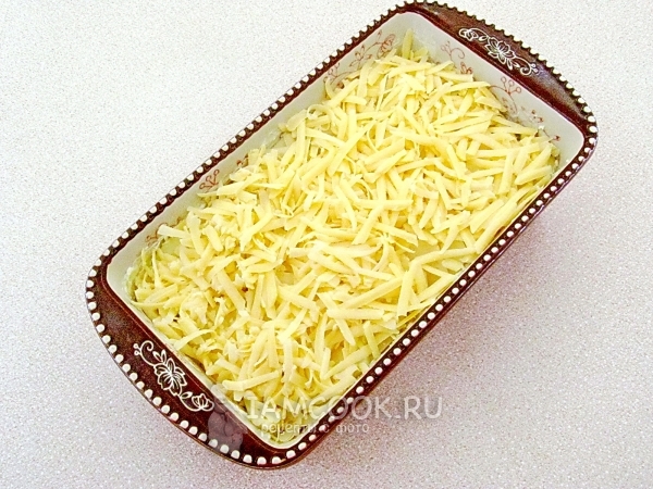 Посыпать картофель сыром