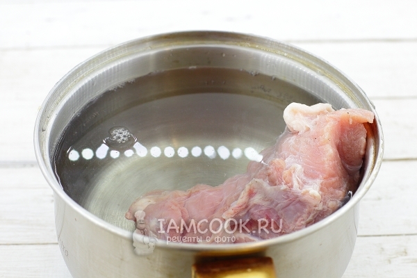 Положить мясо в кастрюлю с водой