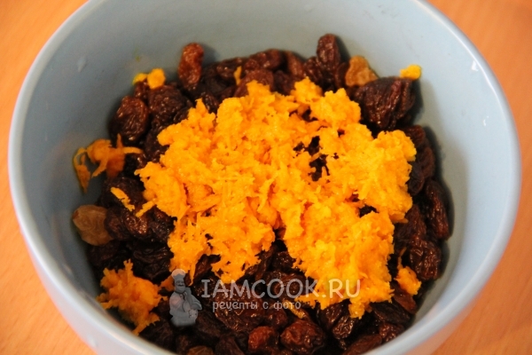 Смешать цедру апельсина и изюм