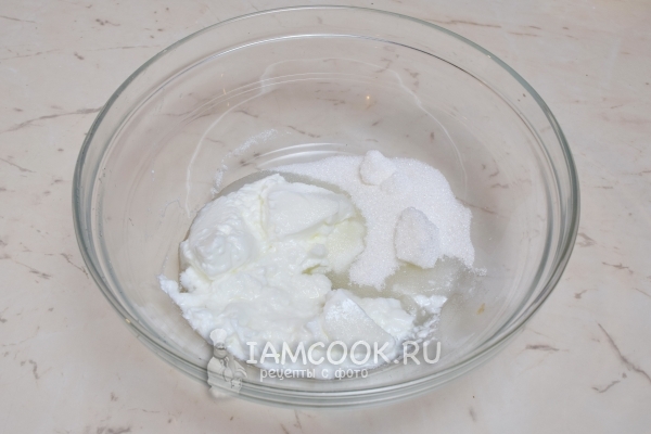 Смешать сметану и сахар