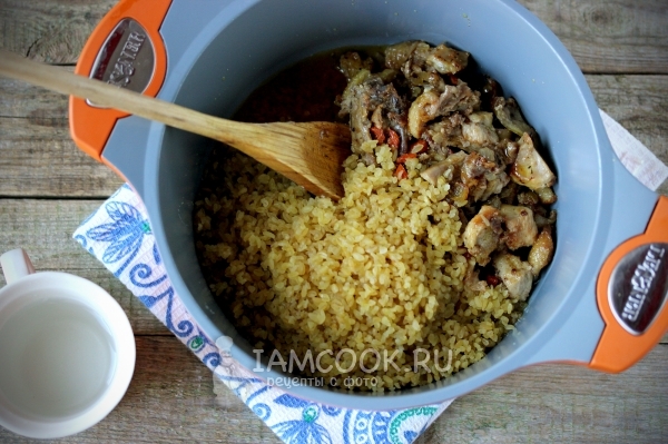 Соединить булгур с курицей и овощами