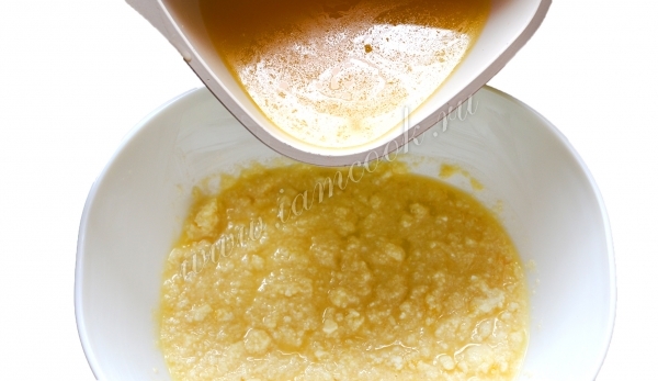 Яйца с сахаром и маслом