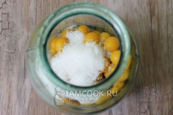 Алыча с сахаром в банке