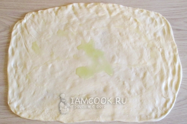 Раскатать тесто и смазать маслом