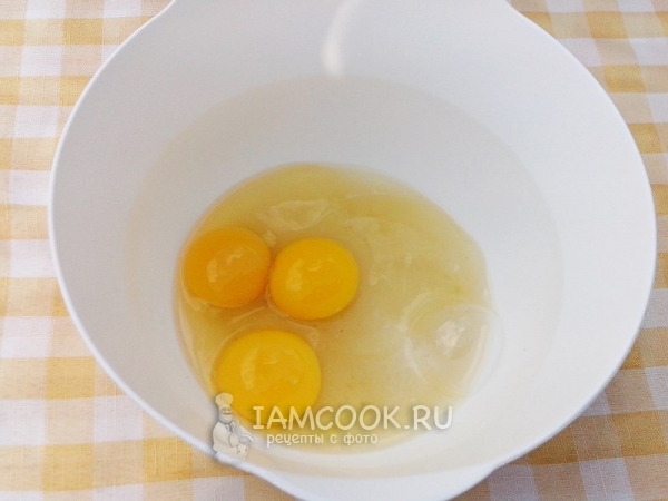 Смешать яйца с сахаром