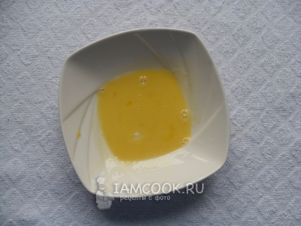 Взбить желток с молоком