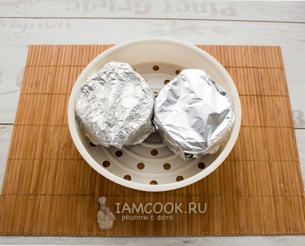 Поставить формочки в фольге в пароварку