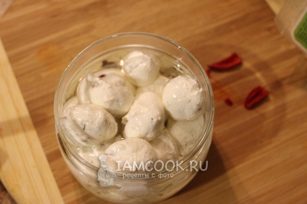 Влить масло