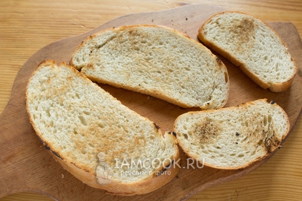 Обжариваем хлеб