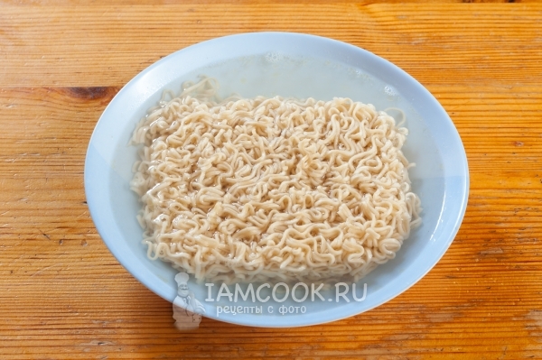 Положить лапшу в воду