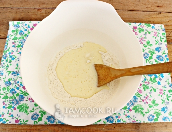 Соединить сухую смесь с жидкой