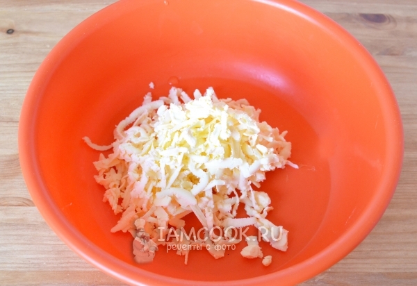 Потереть сливочное масло