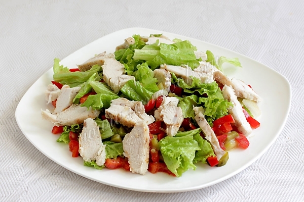 Зеленый салат из курицы и овощей, фото