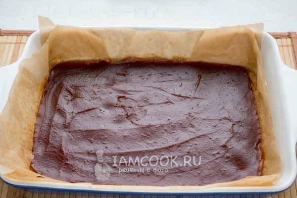 Переложить яблочную массу в форму