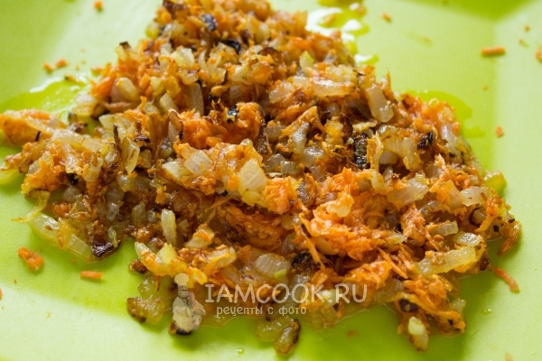 Обжарить лук и морковь