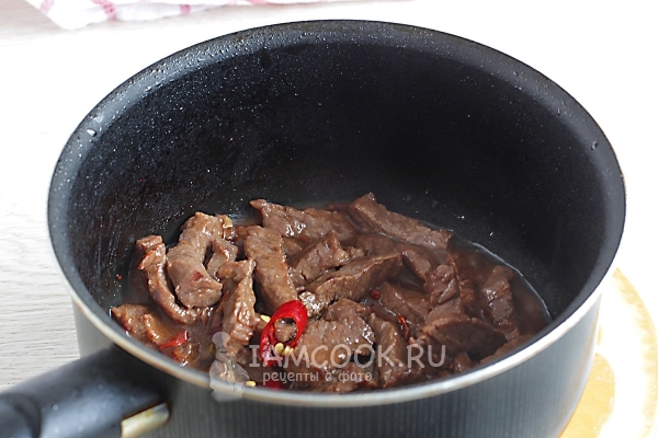 Обжарить мясо с перцем
